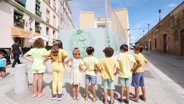 Varios alumnos del Colegio Celestino Mutis, vestidos de amarillo