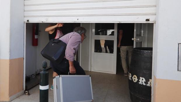 Un inspector de sanidad de la Junta de Andalucía entrando en la empresa Sabores de Paterna.