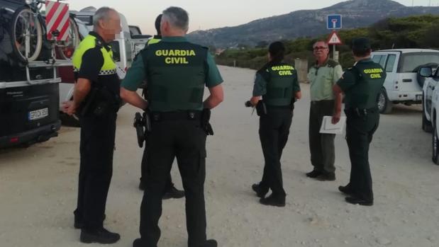 Los agentes han actuado contra las acampadas ilegales en Tarifa.