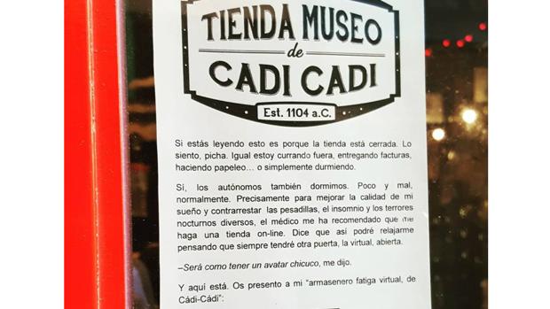 El cartel que han dejado en la puerta de la tienda.