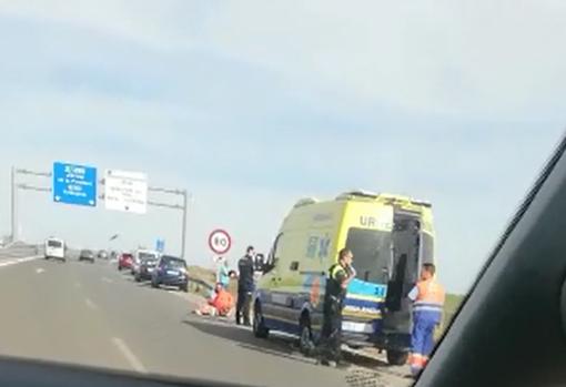 Los servicios médicos atienden a los heridos, ayer en el lugar de los hechos.