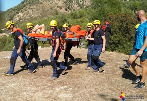El Grupo de Rescate de Montaña de Bomberos trasladan al senderista.
