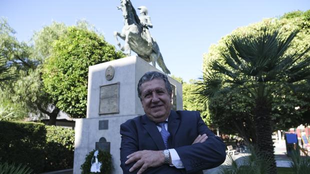 El embajador de Argentina, Federico Ramón Puerta, ante la estatua de José de San Martín en Cádiz.