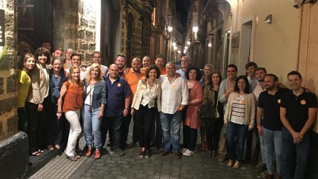Villero, rodeado de su equipo, en la noche electoral el pasado 26 de may0.