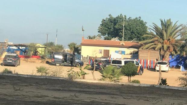 Patrullas policiales en la casa donde han ocurrido la mañana de este miércoles los hechos.