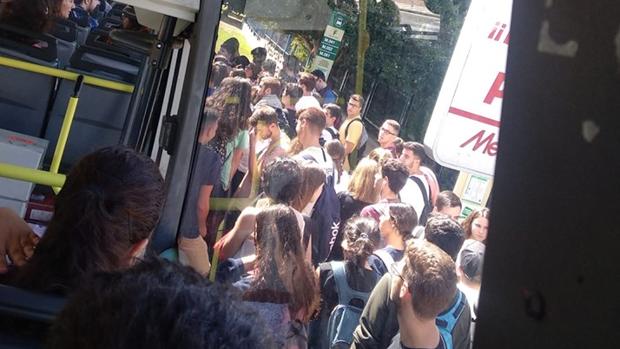 Imagen de una universitaria que denuncia la saturación del autobús.