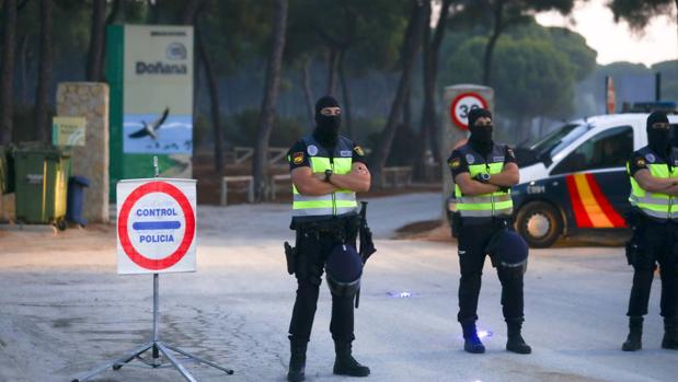 Agentes de la UPR de la Policía Nacional, en una reciente operación antidroga en Sanlúcar.