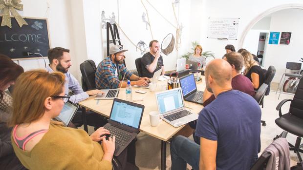 Profesionales y emprendedores, en una sala de coworking en un establecimiento en Tarifa.