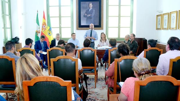 El alcalde explica la postura del Ayuntamiento a los portavoces municipales y colectivos.