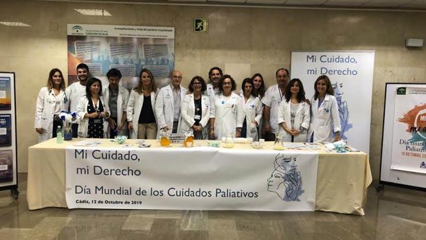 Mesa en la entrada el hospital Puerta del Mar.