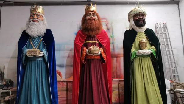 La empresa gaditana Achicarte elabora tres Reyes Magos gigantes para la  ciudad de Málaga