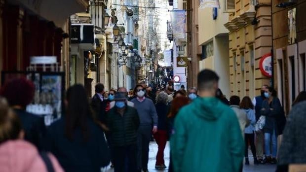 Medidas Covid Andalucia La Junta Permitira Reuniones De Seis Personas Y Abrir Hasta Las 21 30 Horas A Bares Y Tiendas