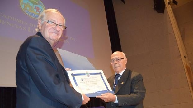 El pediatra Juan García Cubillana recibirá la Medalla de la Ciudad de San Fernando