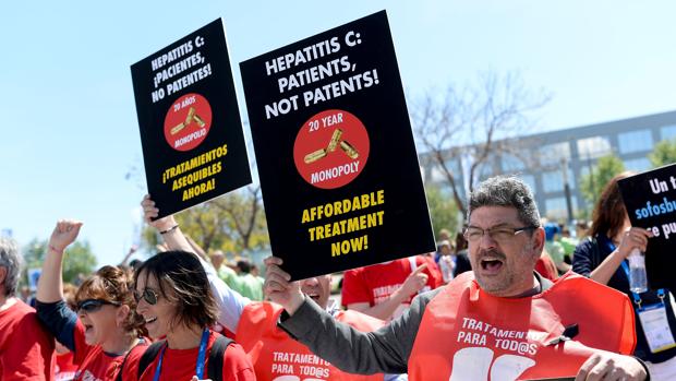 Pacientes reclaman acceso a nuevos fármacos