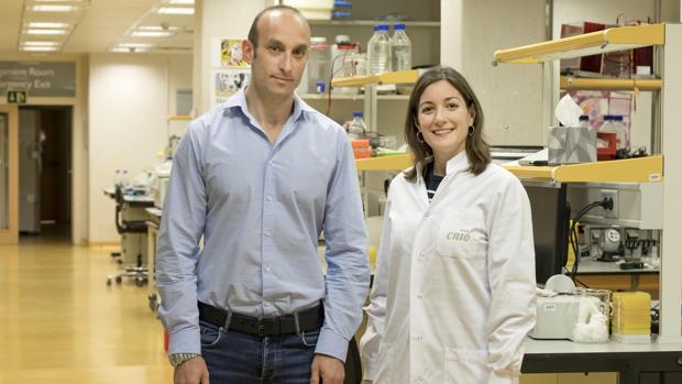 Nabil Djouder, jefe del grupo de factores de crecimiento y nutrientes del CNIO y Almudena Chaves-Pérez, autores del estudio publicado en «Science»
