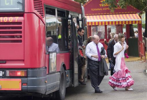 Autobús de Tussam en el recinto ferial