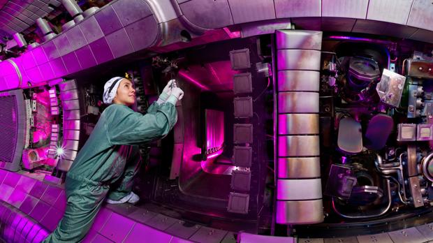 Eleonora Viezzer dentro de un reactor de fusión nuclear, el tokamak ASDEX Upgrade