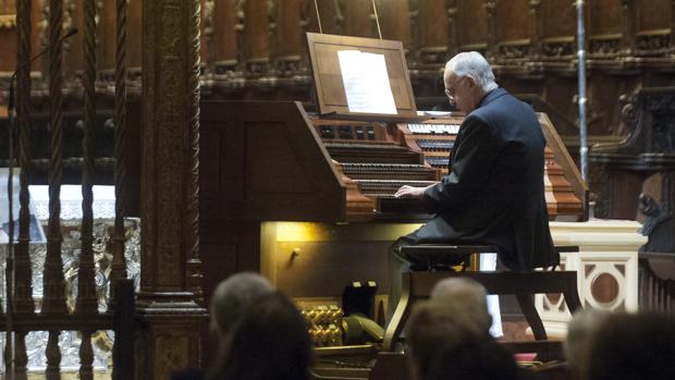 El difunto padre Ayarra tocando el órgano de la Catedral en una imagen de archuivo