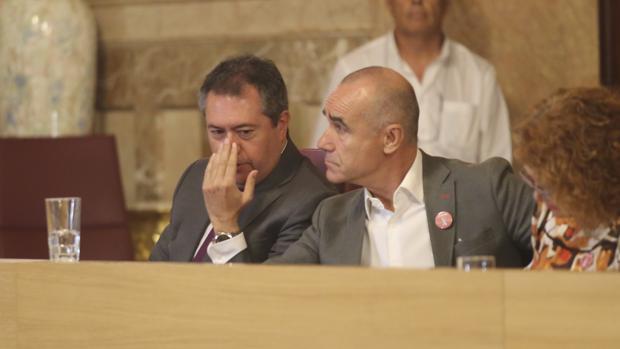 Juan Espadas, junto a su delegado de Hábitat Urbano, Turismo y Cultura