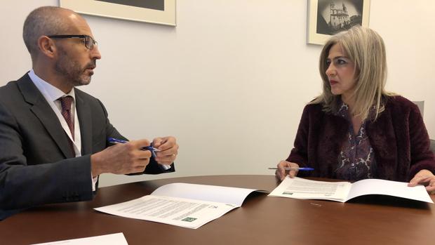 Rafael Chueca, director corporativo de la Caixa, y la consejera de Cultura, Patricia del Pozo