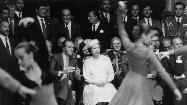 El Rey Don Juan Carlos explicándole el baile a la reina Isabel II