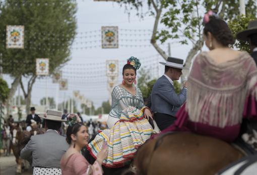 Un grupo de jóvenes a caballo en la Feria de Abril