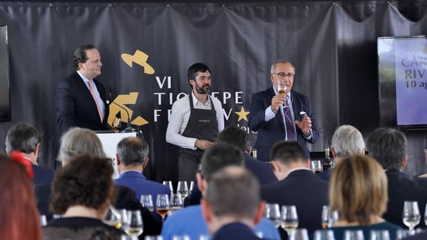 Michi Primo de Rivera junto al chef Óscar García y el master blender Antonio Flores en la presentación del Tío Pepe Festival