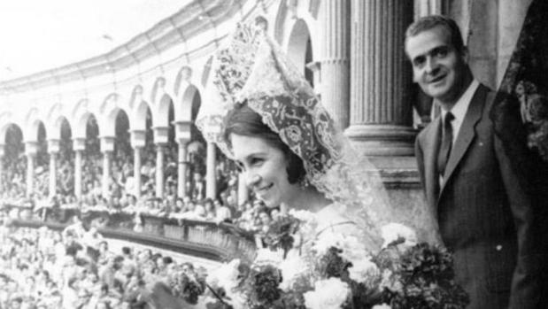 Los Reyes en el Palco de la Plaza de Toros de la Real Maestranza en 1969