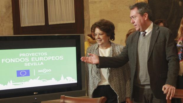 Carmen Castreño, junto a Juan Espadas durante un acto en el Ayuntamiento