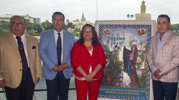 Carlos Valera, a la izquierda, junto con el delegado de Fiestas Mayores, Juan Carlos Cabrera, la delegada del distrito y el autor del cartel