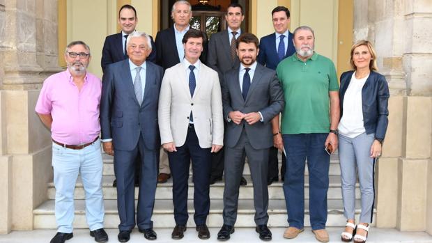 La plataforma Sevilla Ya, con los responsables del Grupo Popular