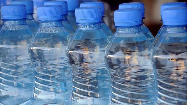 El bisfenol A está presente en envases como las botellas de agua, las latas de refrescos o los platos precocinados