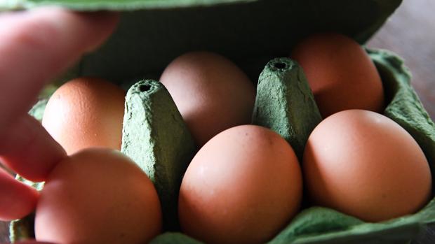 Vista de un cartón de huevos en un supermercado en Londres, Reino Unido