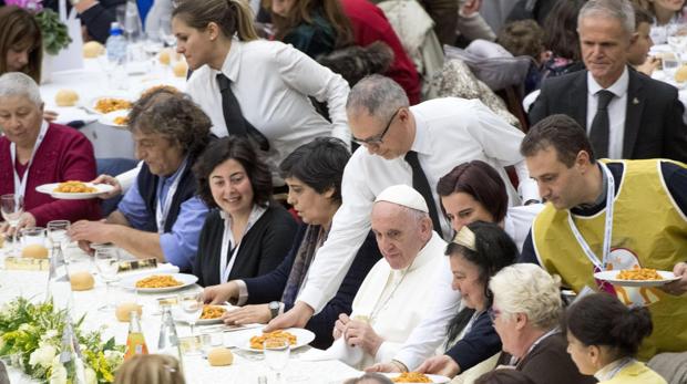 El Papa Francisco comiendo ñoquis
