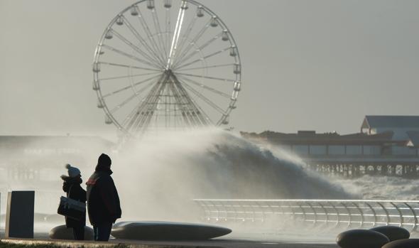 Una pareja camina por el paseo marítimo de Blackpool (Reino Unido) este miércoles, 3 de enero de 2018