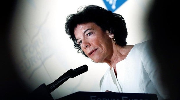 La ministra de Educación y Formación Profesional, Isabel Celaá, durante su participación, este martes, en el desayuno informativo que Fórum Europa organiza en Madrid
