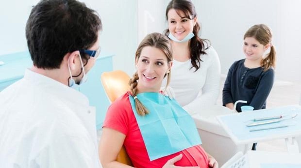Imagen archivo de una mujer a punto de someterse a un tratamiento dental
