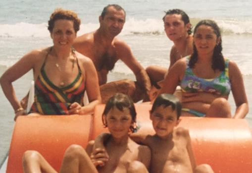 Foto del álbum familiar de los Chinarro, cuando la enfermedad aún no les había golpeado