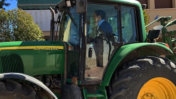 Albert Rivera, se sube a un tractor en su visita a Sayatón (Guadalajara)