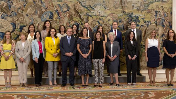 En primera fila, de izq. a drcha., fila de abajo: Vanessa Polanco, de Accenture; Virginia Maquieira, directora de la Cátedra UNESCO UAM; Adela Martín, de Santander España; Laura Mugica, directora general de Taller de Editores; Ignacio Ybarra, presidente de VOCENTO; la reina Letizia; Laura Ruiz de Galarreta, directora de Madrid WomenNOW; María Angeles Durán, premio Nacional de Sociología y Ciencia Política; Adriana Angelina Scozzafava, de Accenture; Lola Solana, de Santander Asset Management; Ana Belén Vertedor, de Salesforce. De izquierda a derecha, fila de arriba: Rocio Josefa Valenzuela, de L'Oreal España; Susana de Medrano , de Santander España; Pilar Suárez-Inclán, directora de REALE Seguros; Gemma Juncá, de Iberia; Juan Cierco, de Iberia; Natalia Gonzalez, de L'Oreal España; Enrique Polo de Lara, de Salesforce; Oscar Campillo, director general de Comunicación de Vocento