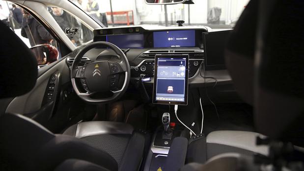 Vista del interior del primer coche autónomo del grupo francés PSA Peugeot Citroën