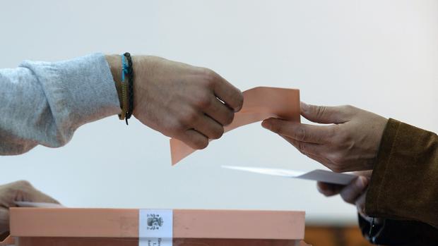 Una persona, durante una votación