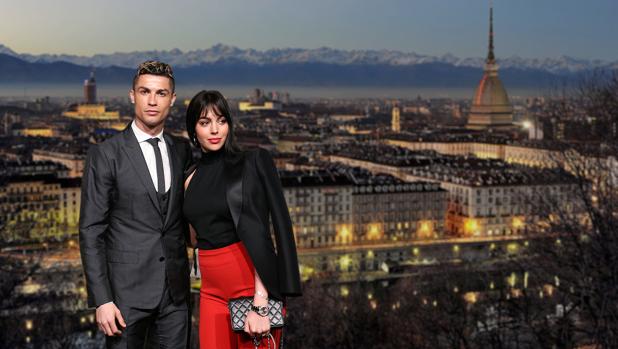 Cristiano Ronaldo y Georgina Rodríguez con el fondo (montaje fotográfico) de la ciudad de Turín