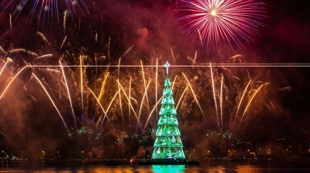 El árbol de Navidad de Río de Janeiro, en la Laguna Rodrigo de Freitas, en la zona sur de la capital